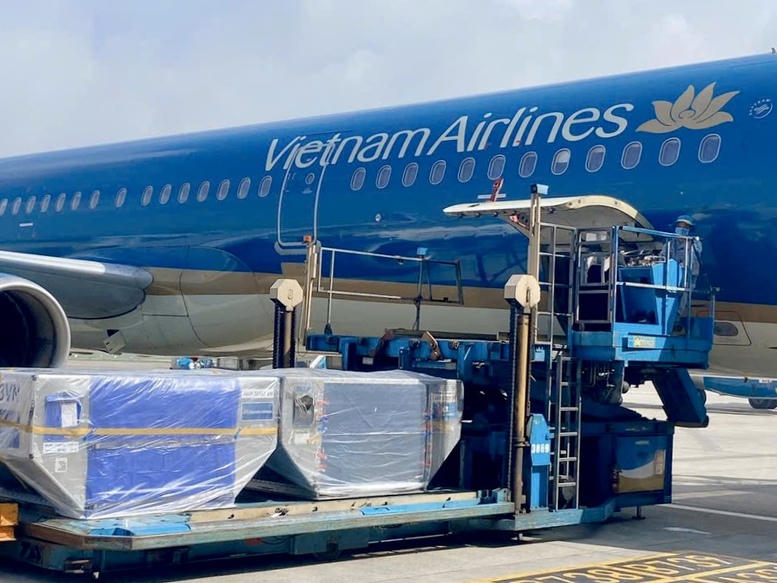 Các kiện hàng được vận chuyển qua Vietnam Airlines.