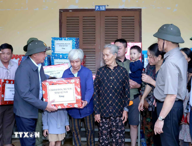 Thường trực Ban Bí thư Trần Cẩm Tú tặng quà hỗ trợ nhân dân xã Diên Điền, tỉnh Khánh Hòa, khắc phục thiệt hại nặng nề do mưa lũ. (Ảnh: Phương Hoa/TTXVN)