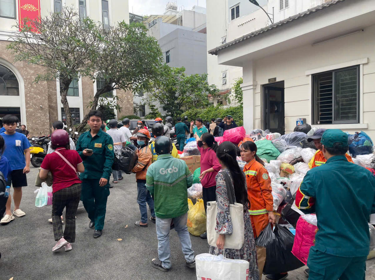 Người đến ủng hộ với nhiều tầng lớp nhân dân khác nhau. Ảnh: Q.Đ.