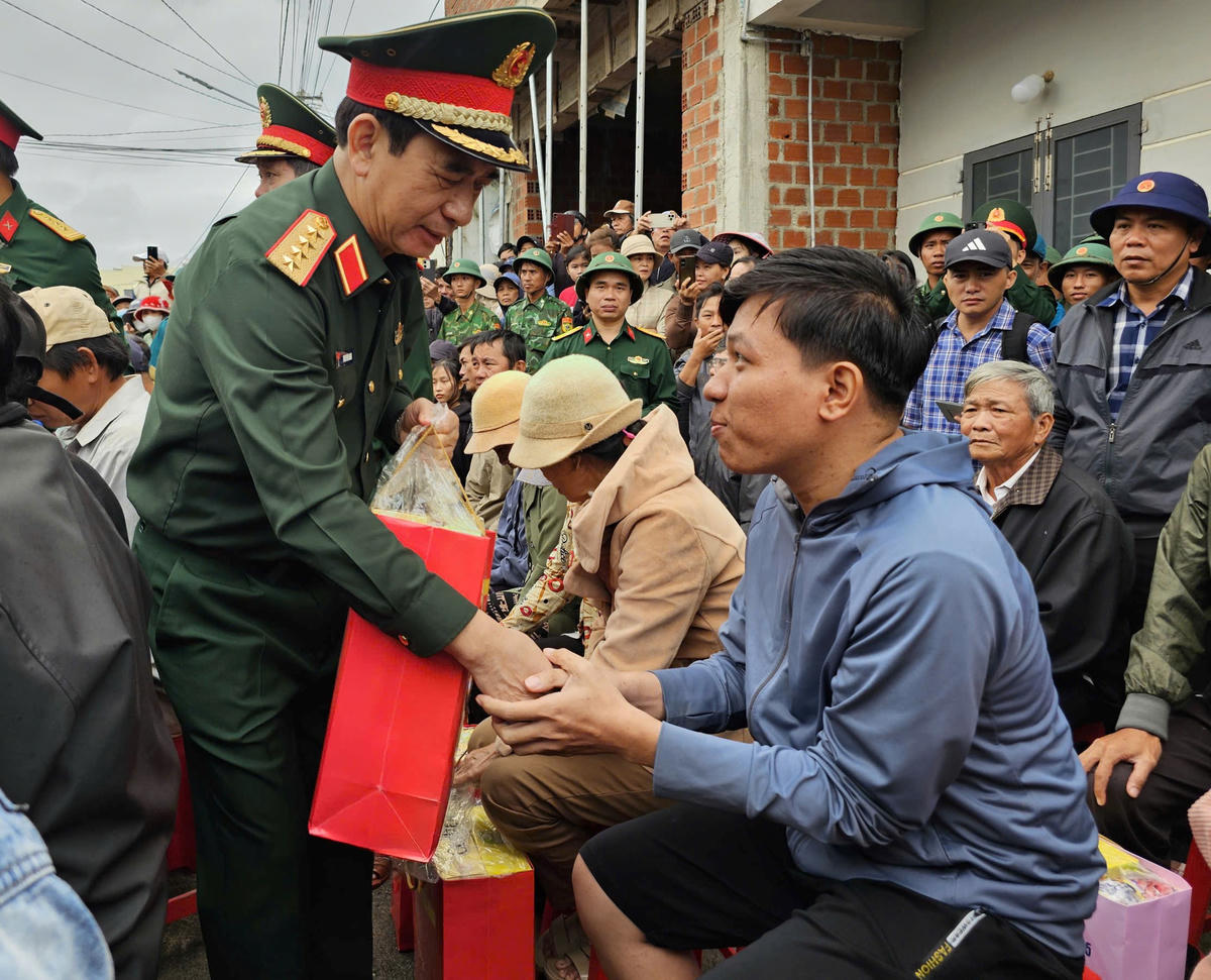Đại tướng Phan Văn Giang tặng quà bà con vùng lũ thôn Huỳnh Mai. Ảnh: Đ.Sang.