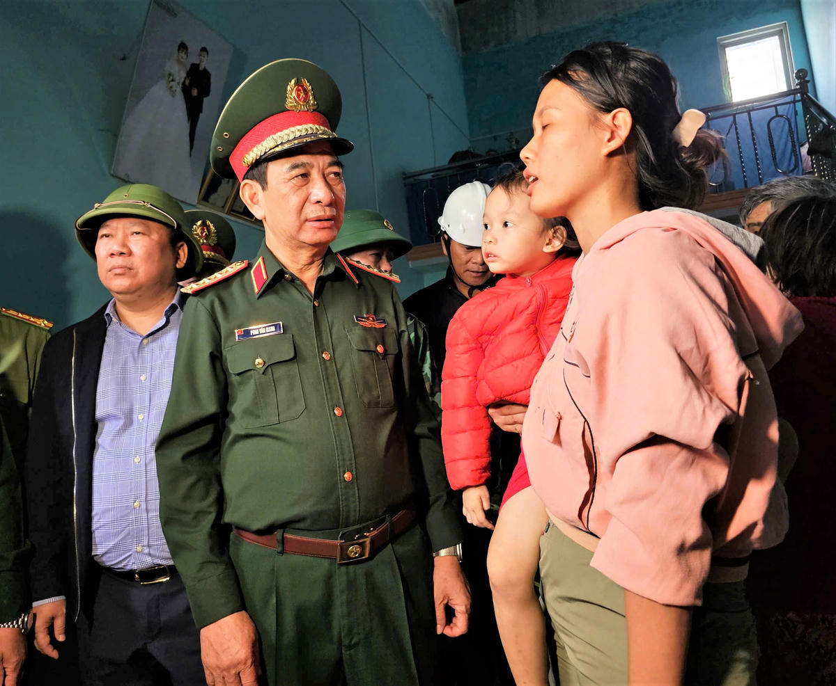 Đại tướng Phan Văn Giang thăm hỏi gia dình chị Nguyễn Minh Dự thiệt hại do mưa lũ vừa qua. Ảnh: Đ.Sang.