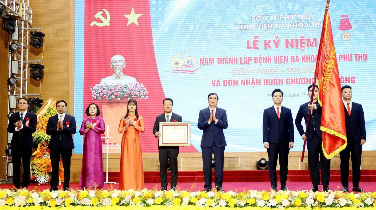 Bệnh viện vinh dự đón nhận Huân chương Lao động hạng Ba của Chủ tịch nước trao tặng