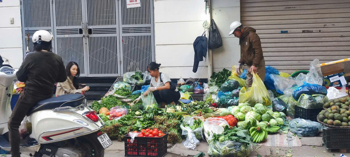 Giá rau xanh đắt, người tiêu dùng hạn chế mua. Ảnh: T.B.