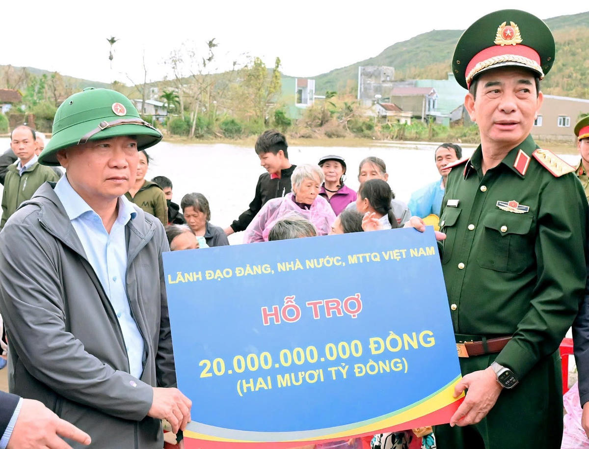 Đại tượng Phan Văn Giang (bên phải) trao 20 tỷ đồng hỗ trợ cho tỉnh Gia Lai, từ nguồn lãnh đạo Đảng, Nhà nước, Ủy ban Trung ương MTTQ Việt Nam. Ảnh: CV.