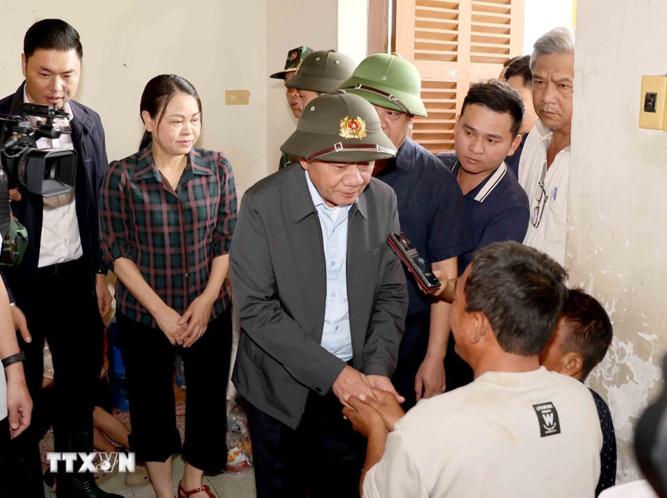 Thường trực Ban Bí thư Trần Cẩm Tú thăm, động viên nhân dân xã Diên Điền, tỉnh Khánh Hòa tại nơi sơ tán. (Ảnh: Phương Hoa/TTXVN)