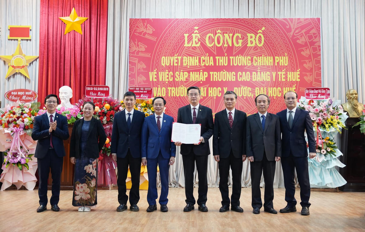 Trao quyết định sáp nhập Trường Cao đẳng Y tế Huế vào Trường Đại học Y - Dược, Đại học Huế. Ảnh: N.M.