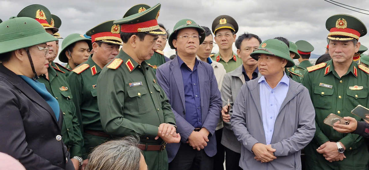 Đại tướng Phan Văn Giang (bên trái) nghe Bí thư Tỉnh ủy Gia Lai Thái Đại Ngọc (bên phải) báo cáo về tình hình mưa lũ, thiệt hại trên địa bàn tỉnh Gia Lai. Ảnh: T.Thành.