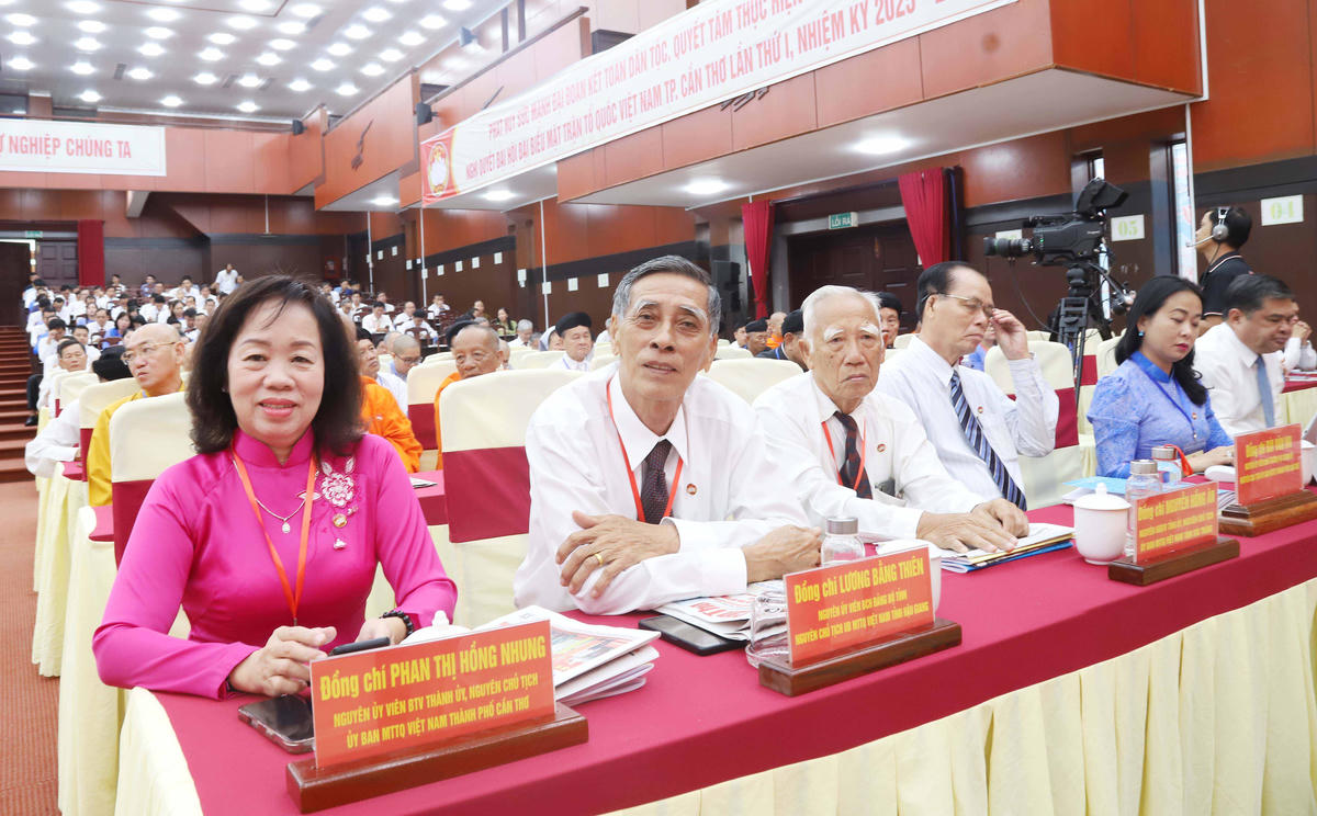 Đại biểu là các nguyên lãnh đạo UBMTTQ Việt Nam TP Cần Thơ qua các thời kỳ dự Đại hội. Ảnh Trung Kiên.&nbsp;
