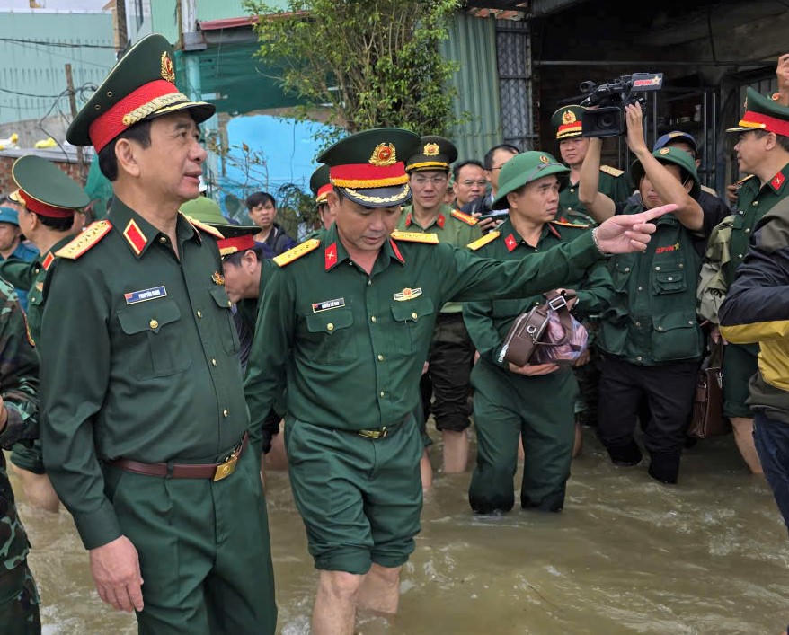 Đại tướng Phan Văn Giang thị sát vùng ngập lụt ở xã Tuy Phước Đông. Ảnh: C.Đại
