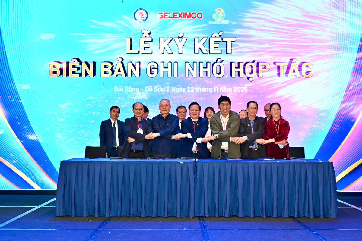 Các doanh nghiệp ký kết biên bản ghi nhớ hợp tác về du lịch. Ảnh: PT.&nbsp;