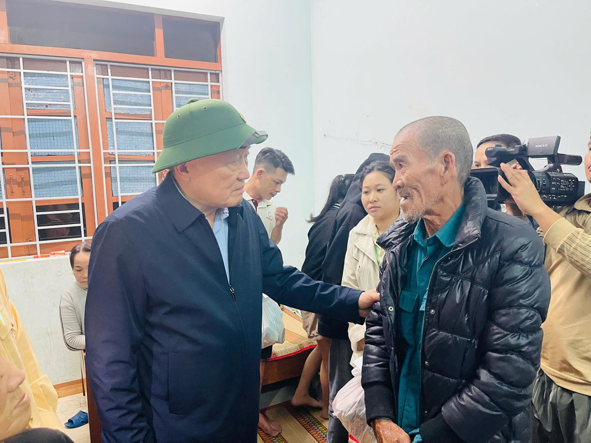 
Phó Thủ tướng Thường trực Nguyễn Hoà Bình, kểm tra công tác ứng phó, thăm hỏi bà con vùng lũ . (ảnh Đ.S)
