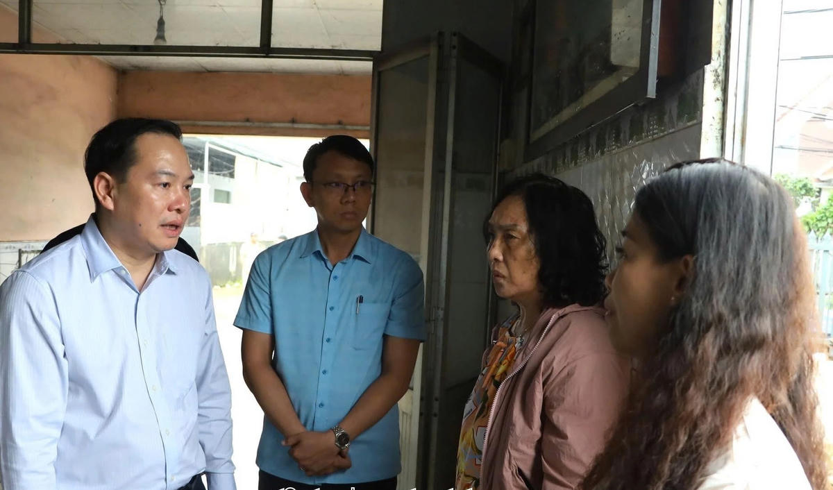 Ông Hồ Xuân Trường, Phó Bí thư Thường trực Tỉnh ủy Khánh Hòa và đoàn công tác thăm hỏi, động viên thân nhân gia đình có người mất do mưa lũ. (ảnh V.G).