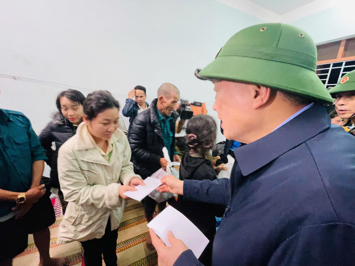 Phó Thủ tướng Thường trực Nguyễn Hoà Bình, kểm tra công tác ứng phó, thăm tặng quà bà con vùng lũ . (ảnh Đ.S)