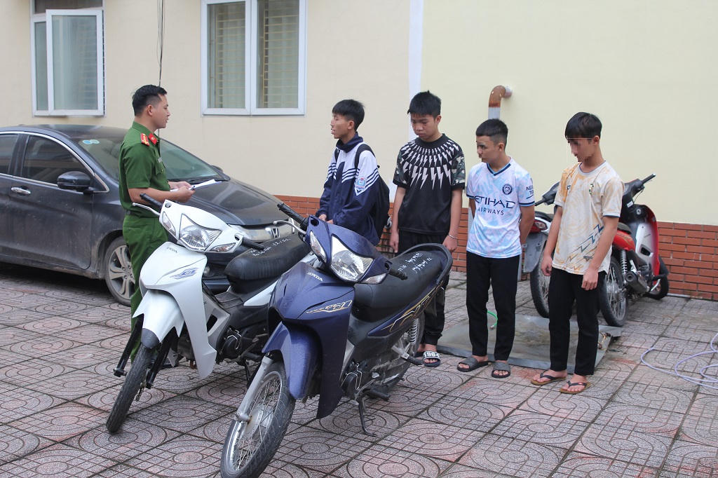 Nhóm 4 đối tượng N.T.M., Đ.Q.H., N.N.H.L. và Đ.H.G.B. cùng số tang vật. Ảnh: Công an tỉnh Nghệ An