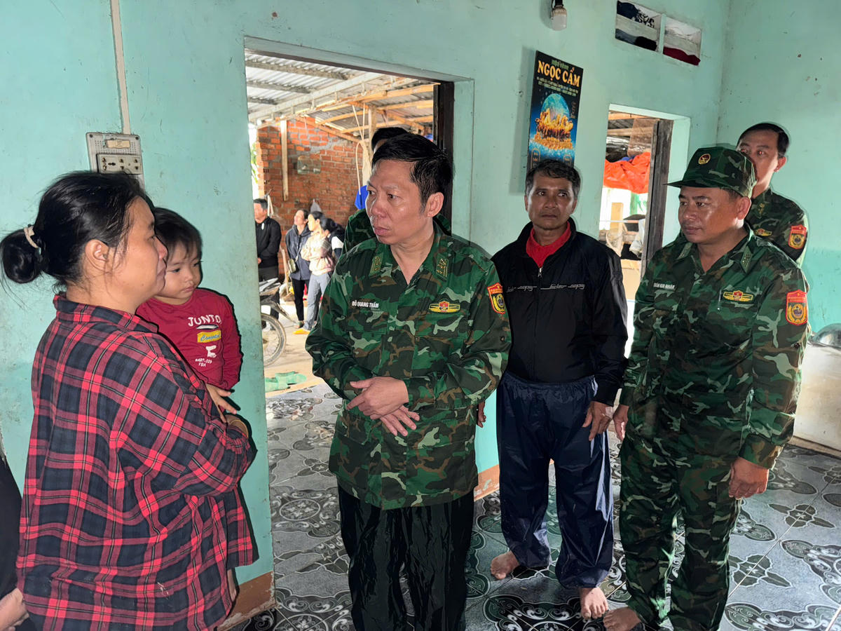 Đại tá Đỗ Quang Thấm&nbsp; động viên gia đình sớm ổn định tinh thần, vượt qua khó khăn để từng bước khôi phục cuộc sống.&nbsp;Ảnh: Thùy Dung.