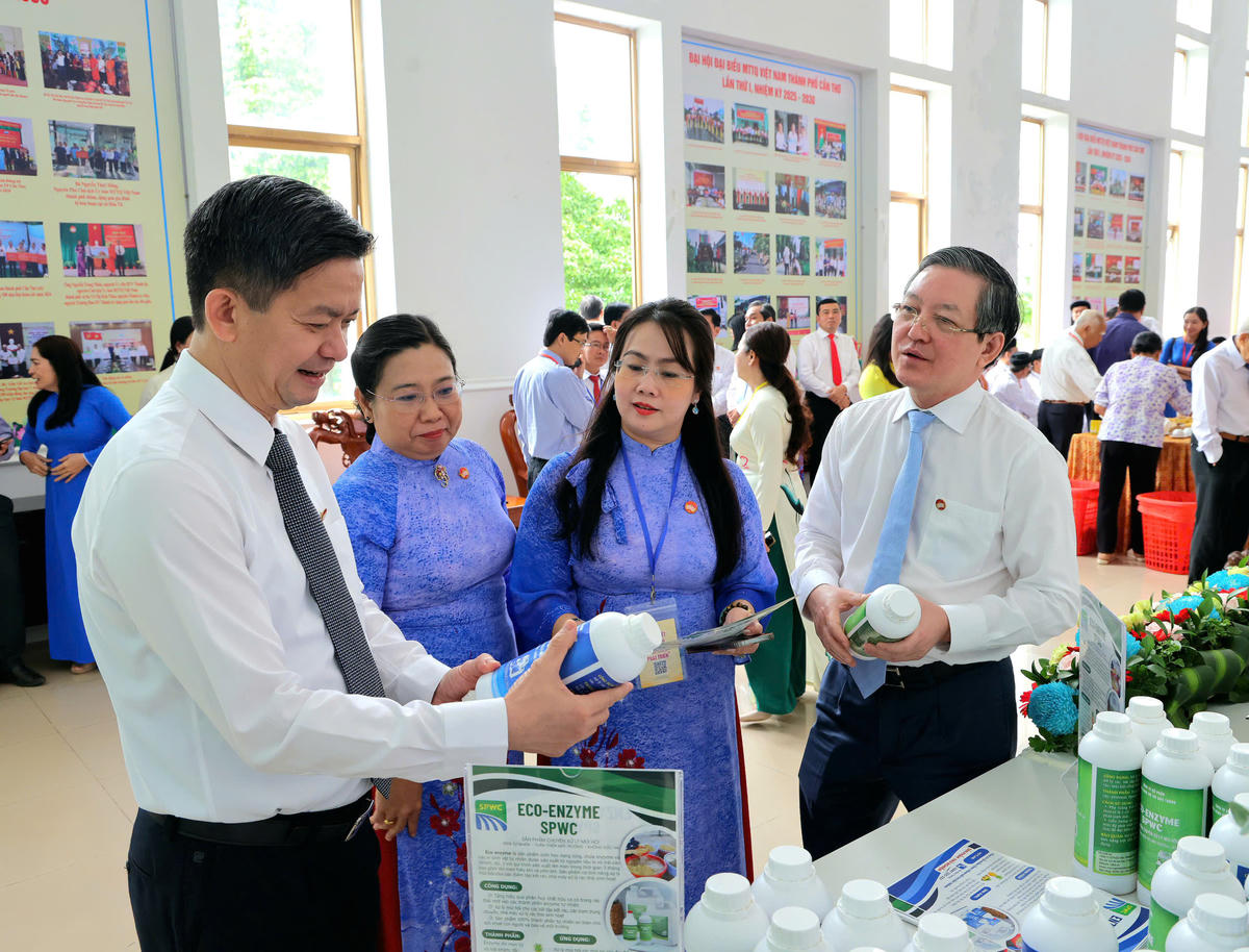 Ông Lương Quốc Đoàn và Bí thư Thành ủy Cần Thơ Lê Quang Tùng tham quan gian hàng tại Đại hội. Ảnh TP&nbsp;