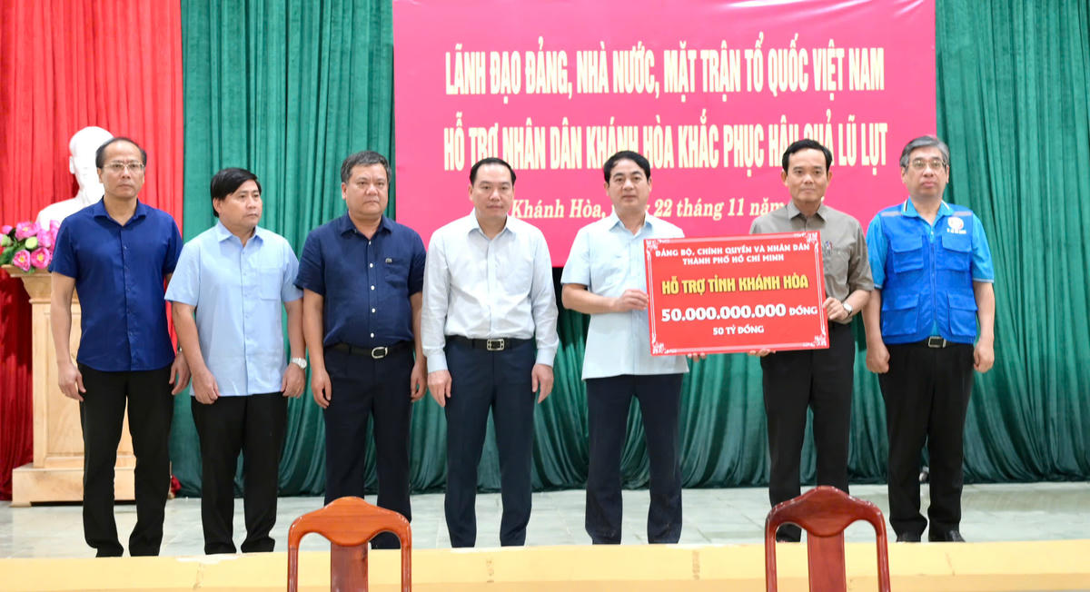 Bí thư Thành ủy TP Hồ Chí Minh trao bảng hỗ trợ 50 tỷ đồng cho tỉnh Khánh Hòa
