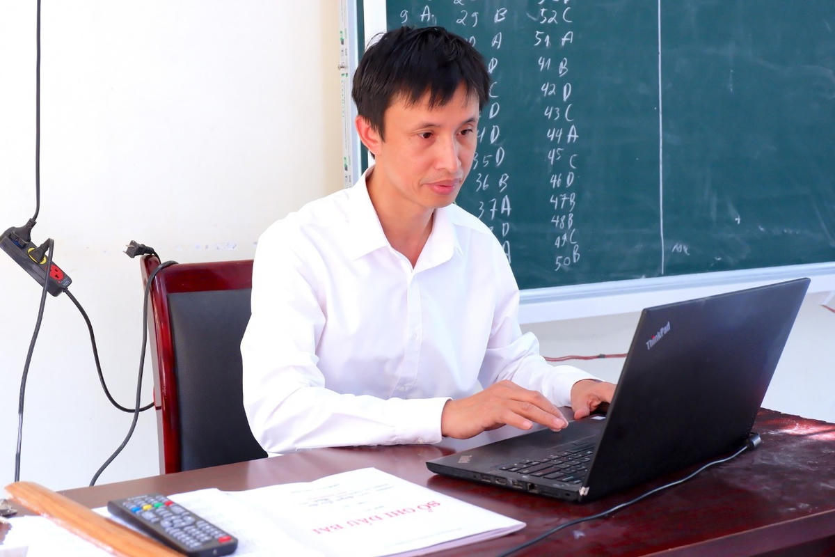 Ước mơ trở thành giáo viên được thầy Nguyễn Bá Tư ấp ủ, nuôi dưỡng từ thuở bé. Ảnh: Đình Minh