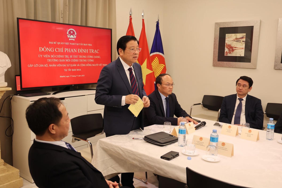 Đồng chí Phan Đình Trạc trao đổi với cán bộ, nhân viên Đại sứ quán và cộng đồng Việt Nam tại Tây Ban Nha. (Ảnh: Bộ Ngoại giao)