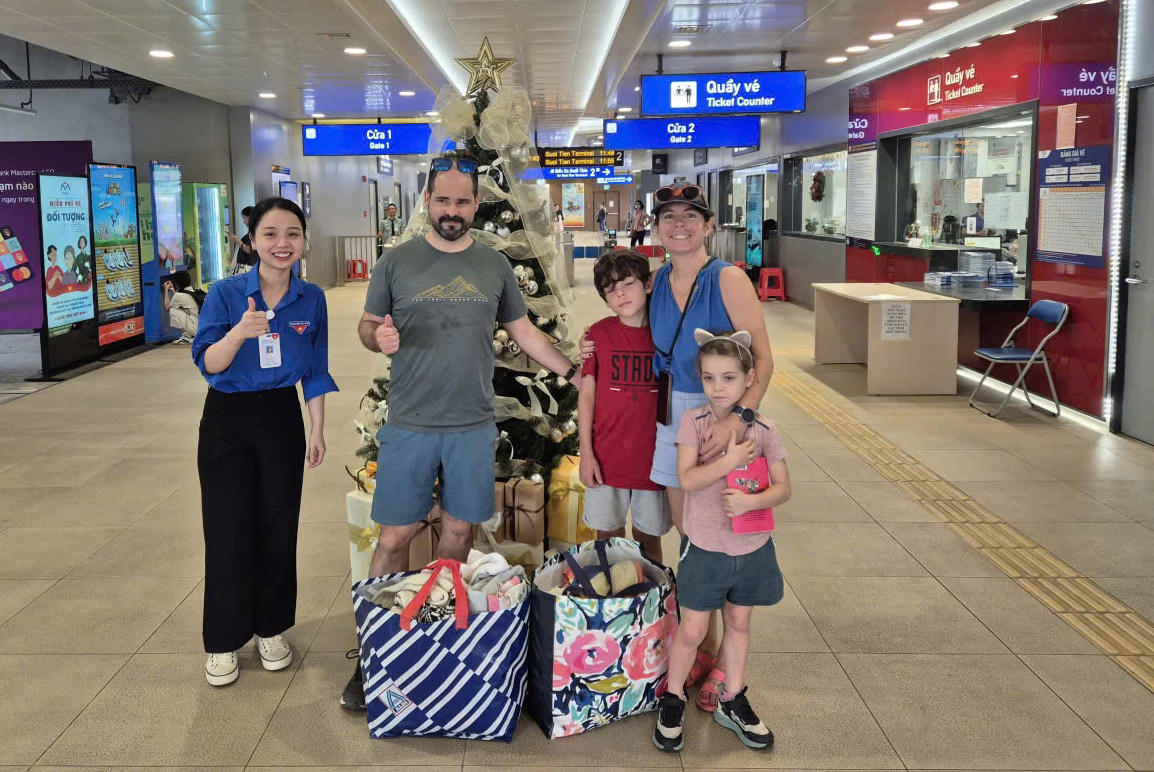 Một gia đình người nước ngoài cũng đem đồ dùng tới ủng hộ. Ảnh: M.T.