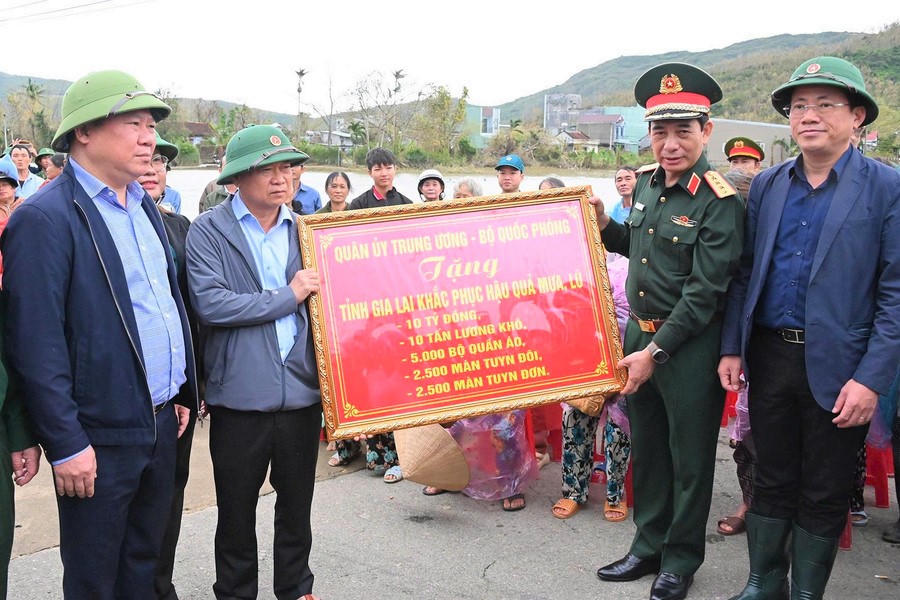 Quân ủy Trung ương, Bộ Quốc phòng hỗ trợ tỉnh Gia Lai 10 tỷ đồng, 10 tấn lương khô, 5.000 bộ quần áo, 2.500 màn tuyn đôi, 2.500 màn tuyn đơn.Ảnh: CV.