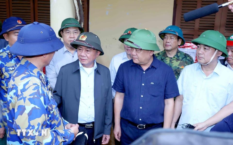 Thường trực Ban Bí thư Trần Cẩm Tú thăm, động viên lực lượng chức năng đang hỗ trợ nhân dân xã Diên Điền, tỉnh Khánh Hòa khắc phục thiệt hại nặng nề do mưa lũ. (Ảnh: Phương Hoa/TTXVN)