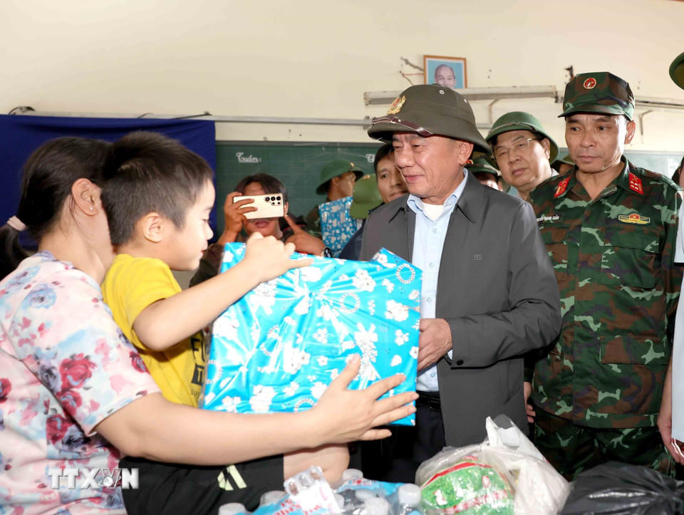 Thường trực Ban Bí thư Trần Cẩm Tú tặng quà, hỗ trợ nhân dân xã Diên Điền chịu hậu quả nặng nề do mưa lũ. (Ảnh: Phương Hoa/TTXVN)