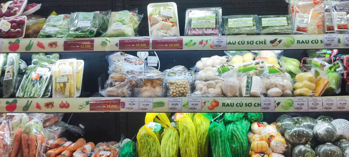 Các mặt hàng rau, củ tại siêu thị khá đa dạng. Ảnh: T.B.