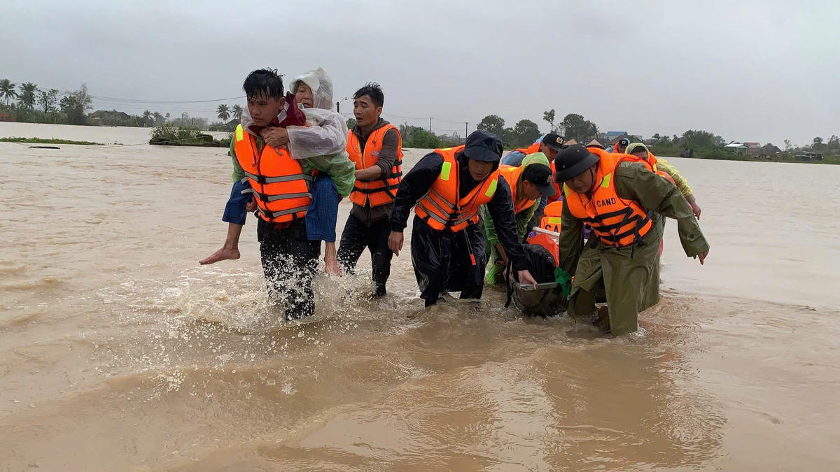 Lực lượng cứu hộ giúp dân di chuyển đến nơi an toàn. Ảnh: CA.