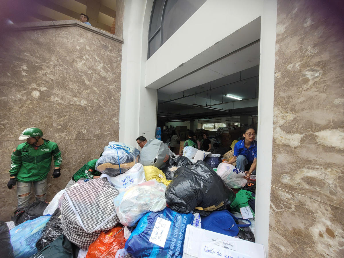 Kho chứa hàng của thành phố đầy ắp vật phẩm ủng hộ. Ảnh: Q.Đ.