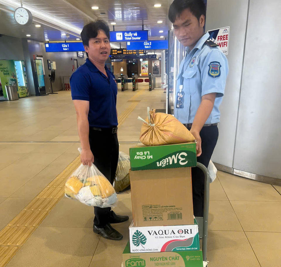 Gạo, bánh kẹo, mì, đồ ăn... là những thứ được người dân đem tới ga metro nhiều nhất. Ảnh: M.T.