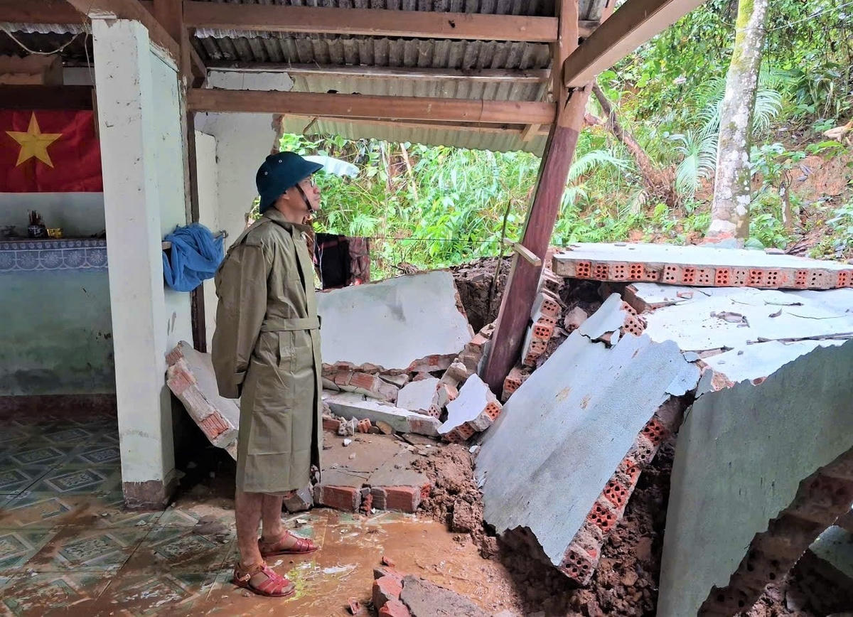 Lãnh đạo xã Avương khảo sát hiện trường sạt lở gây sập nhà dân tại thôn Ga'lâu sau cơn bão số 12. Ảnh: CV.