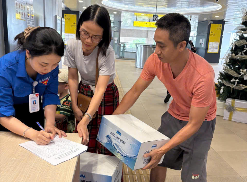 Người dân đem sữa tới ga metro gửi đi miền Trung. ảnh: M.T.