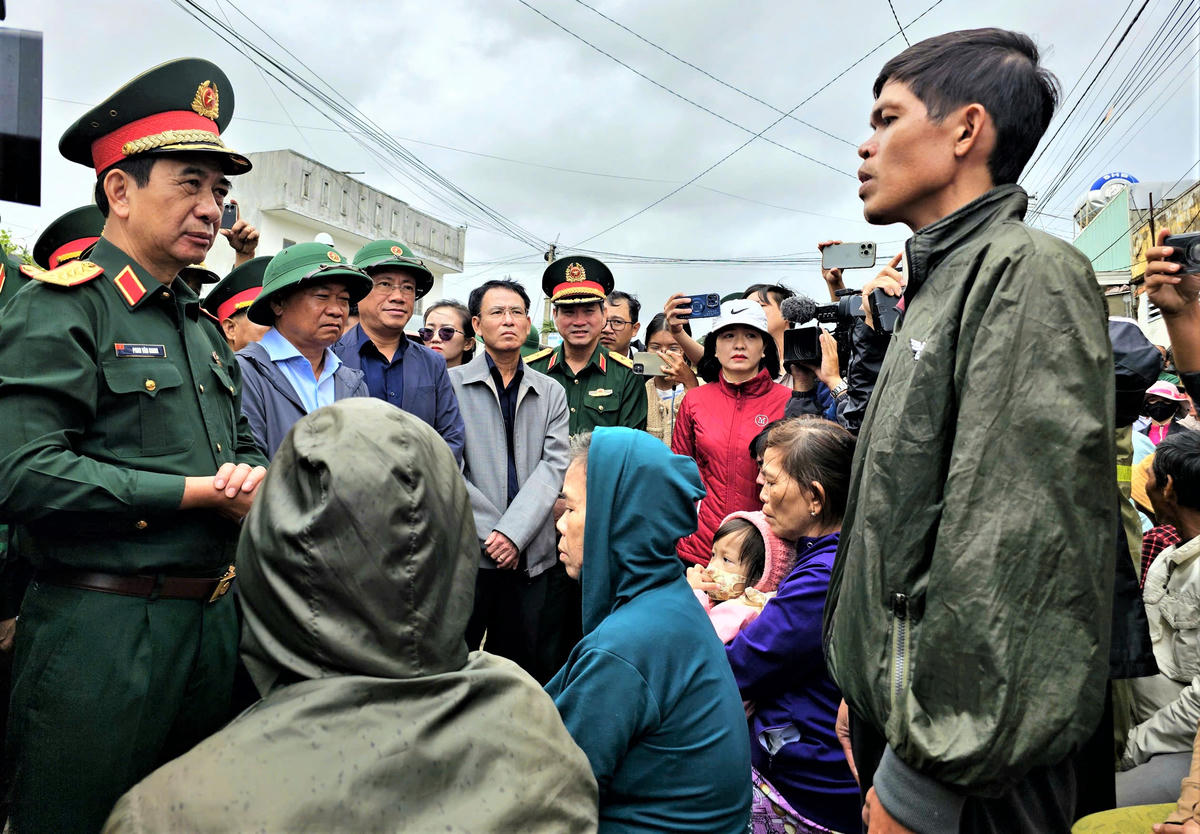 Đại tướng Phan Văn Giang lắng nghe người dân thôn Huỳnh Mai chia sẻ về tình hình mưa lũ vừa qua. Ảnh: C.Đại.