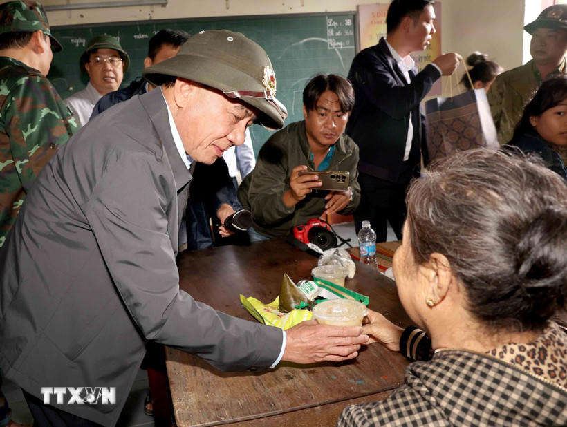 Thường trực Ban Bí thư Trần Cẩm Tú tặng quà hỗ trợ nhân dân xã Diên Điền ở nơi sơ tán. (Ảnh: Phương Hoa/TTXVN)