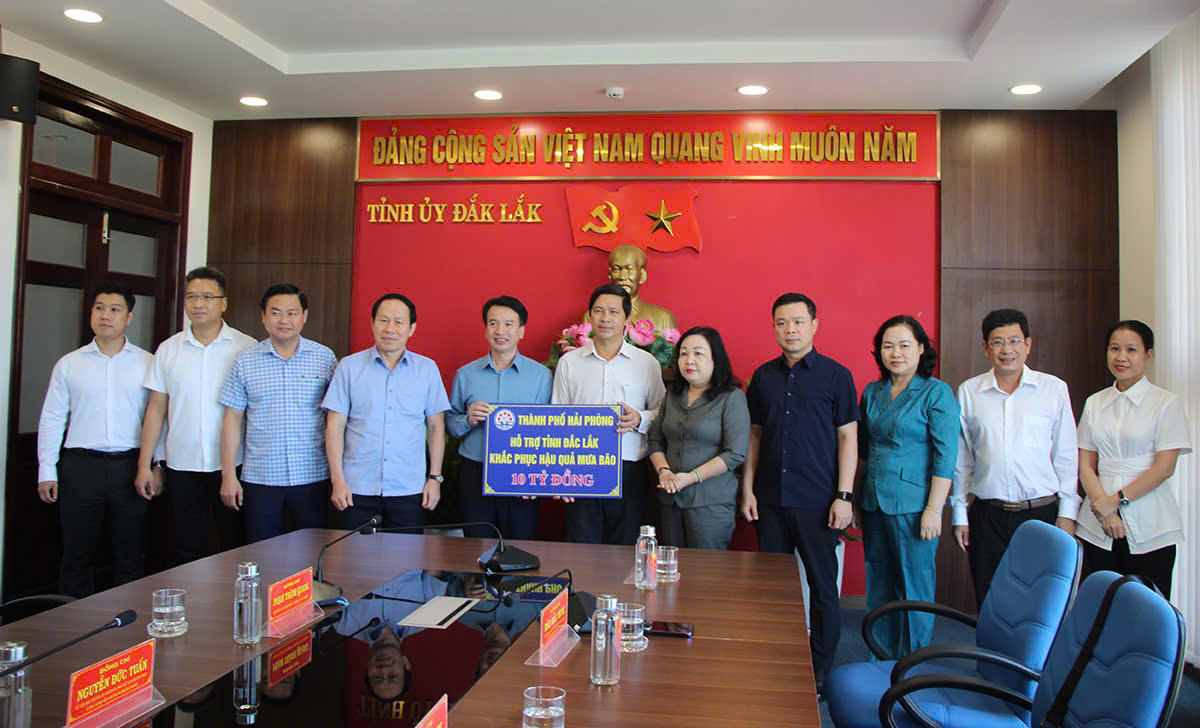 Lãnh đạo TP Hải Phòng và lãnh đạo MTTQ Việt Nam thành phố trao kinh phí hỗ trợ ủng hộ tỉnh&nbsp;Đắk Lắk vào ngày 14/11/2025. Ảnh: CTV.&nbsp;