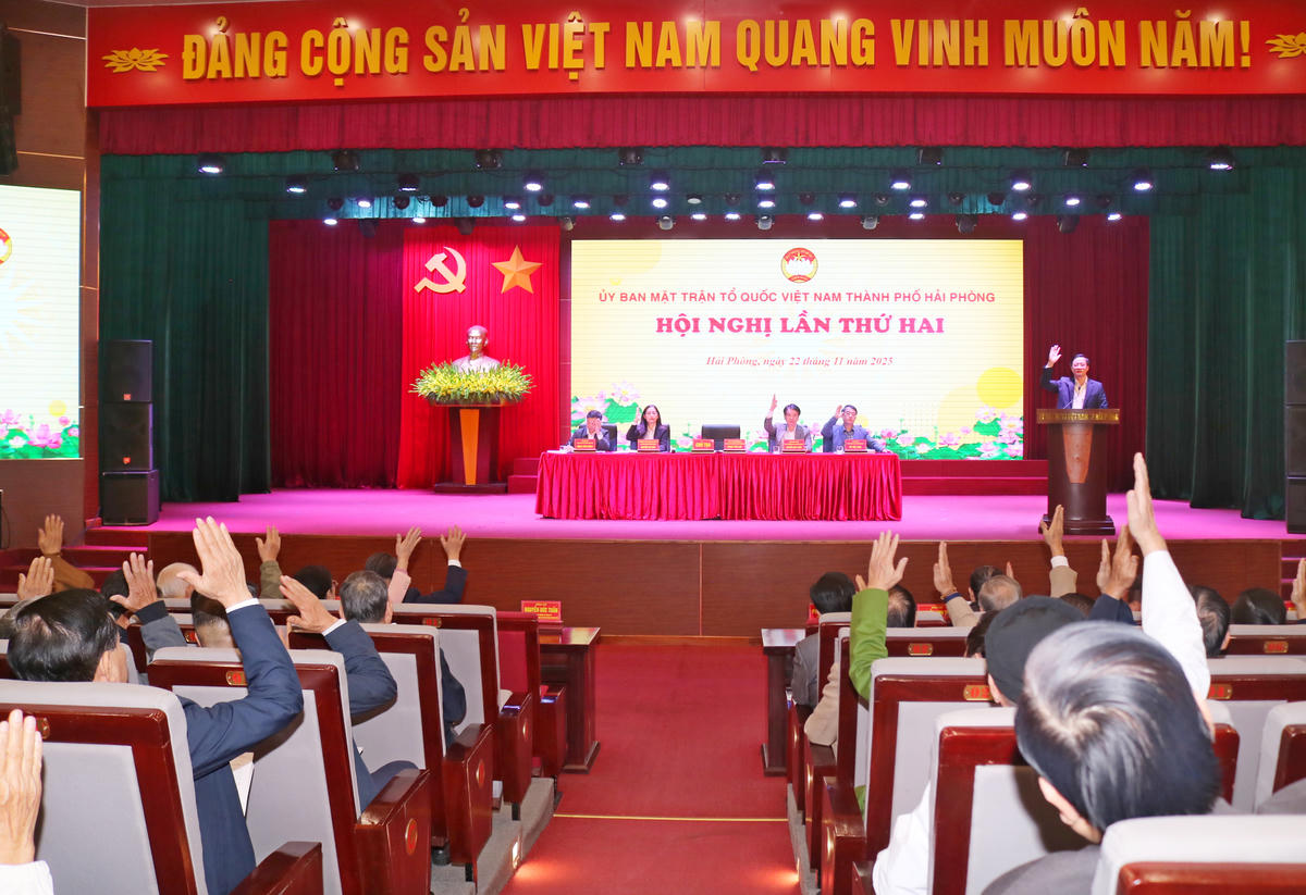 Hội nghị biểu quyết nhất trí với dự thảo Nghị quyết hội nghị lần thứ 2 Ủy ban MTTQ Việt Nam thành phố nhiệm kỳ 2024–2029. Ảnh: PT.&nbsp;