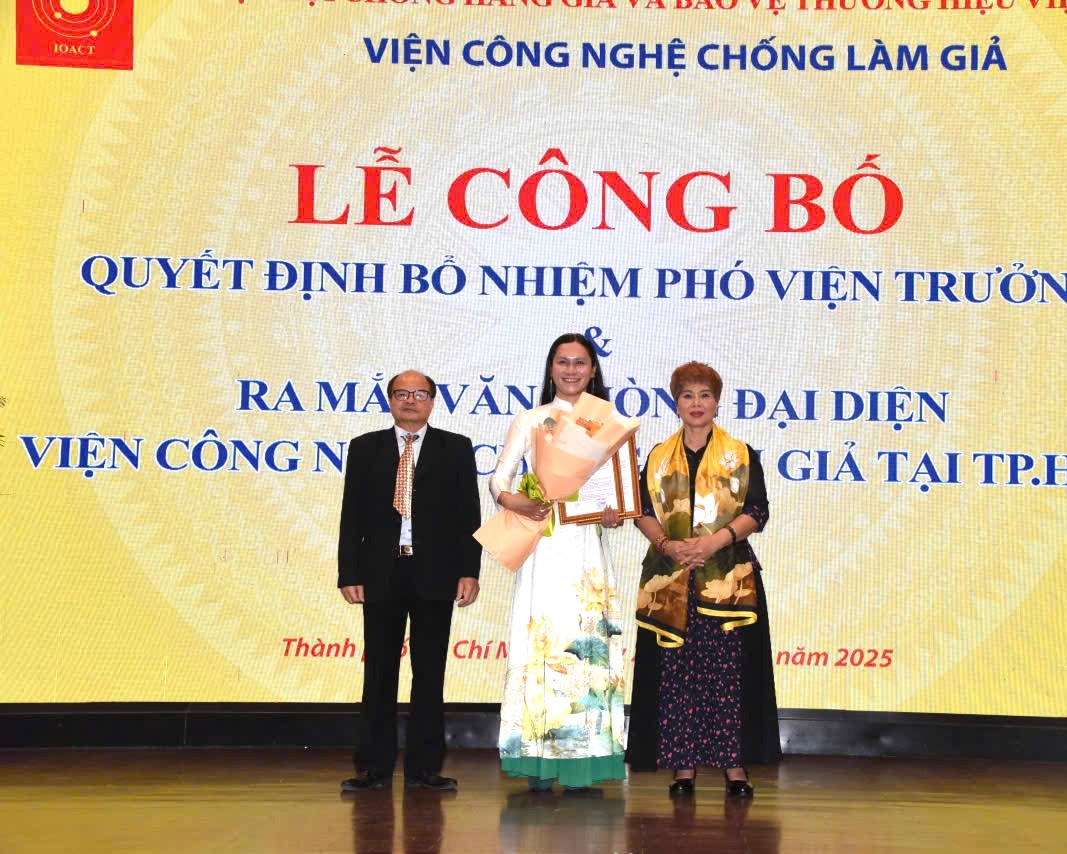 Lễ công bố quyết định bổ nhiệm ThS Nguyễn Hoàng Tiến làm Phó Viện trưởng kiêm Trưởng Văn phòng Đại diện Viện Công nghệ Chống làm giả tại TP Hồ Chí Minh. Ảnh: Hồng Phúc.