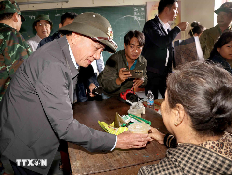 Thường trực Ban Bí thư Trần Cẩm Tú tặng quà hỗ trợ nhân dân xã Diên Điền ở nơi sơ tán. (Ảnh: Phương Hoa/TTXVN)