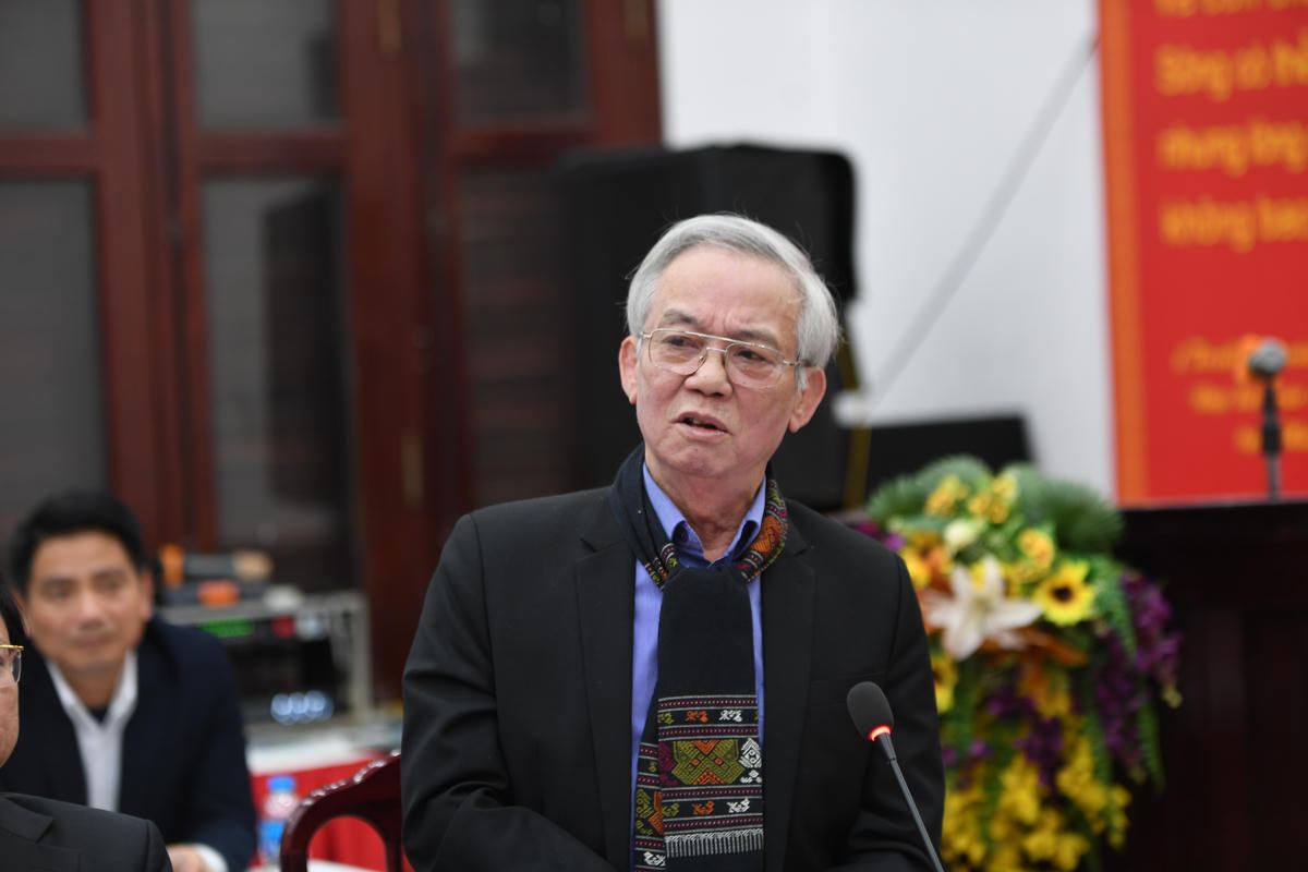 Tại hội thảo, PGS.TS Lâm Bá Nam, Chủ tịch Hội Dân tộc học và Nhân học Việt Nam, đã phân tích tính đa dạng văn hoá vài vai trò của bản sắc tộc người trong định vị thương hiệu du lịch Việt Nam. Ảnh: Phạm Sỹ..