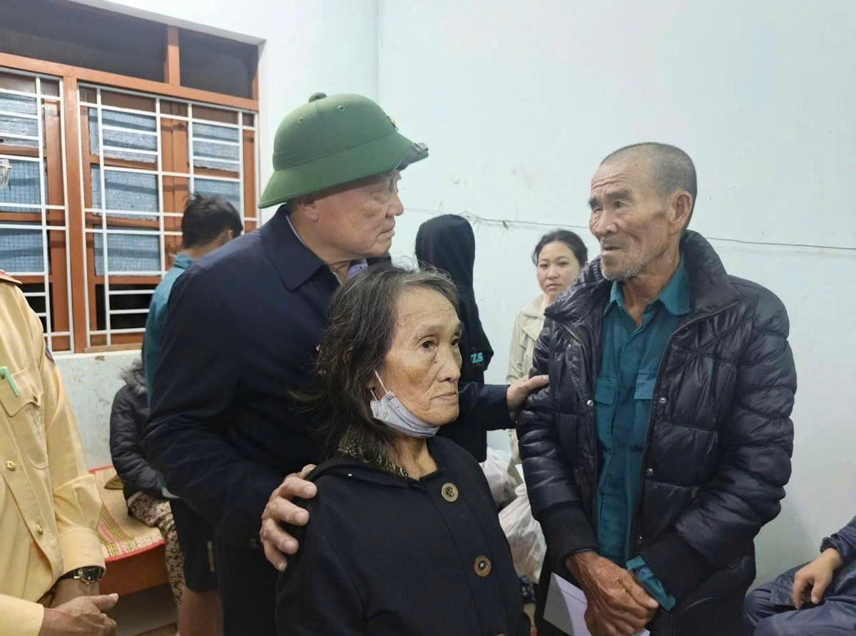 Phó Thủ tướng ân cần thăm hỏi tình hình sức khỏe, đời sống và động viên bà con sớm ổn định sau thiên tai. Ảnh: CL.