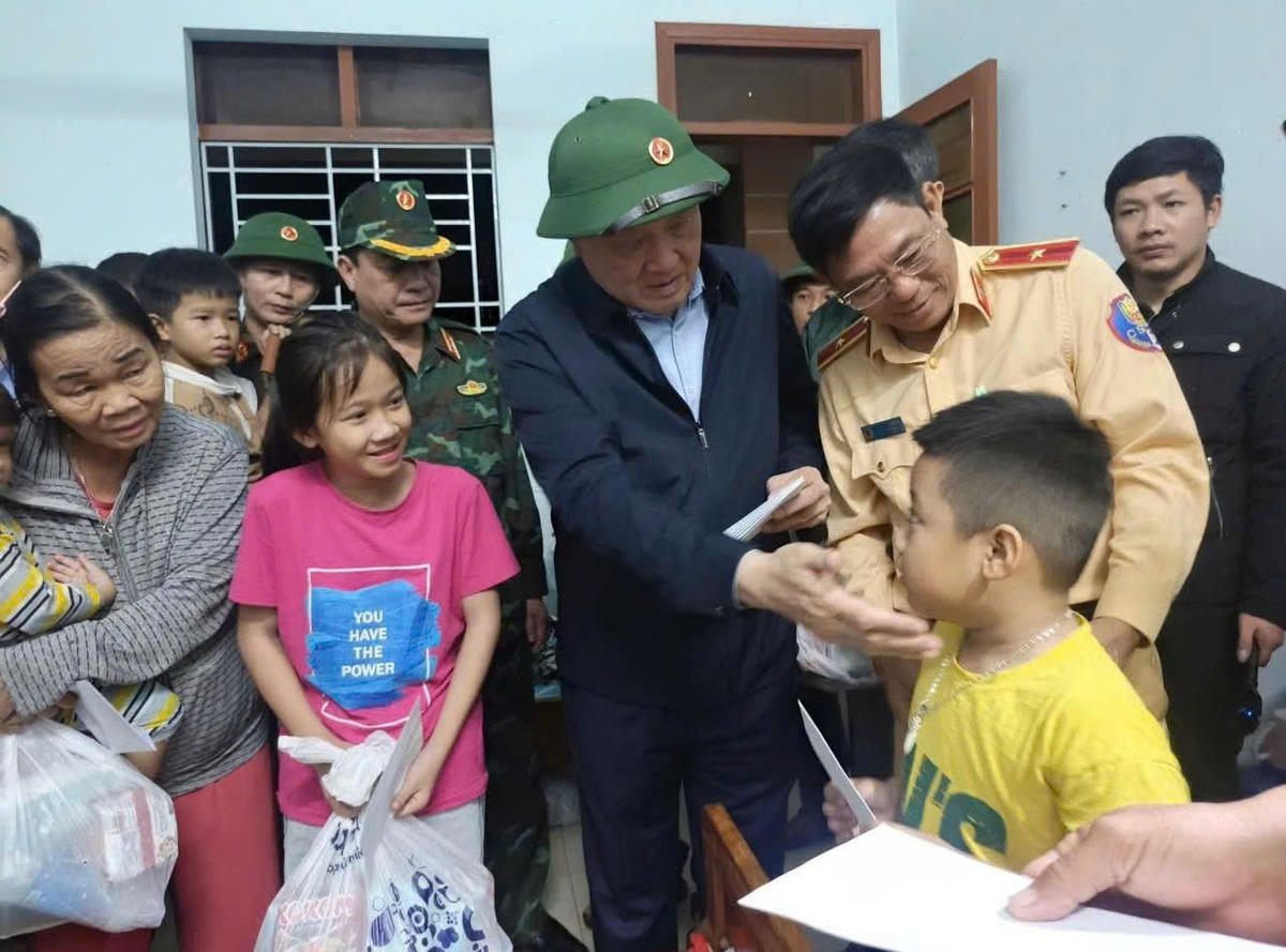 Phó Thủ tướng Thường trực Nguyễn Hòa Bình kiểm tra, chỉ đạo khắc phục hậu quả mưa lũ tại Đắk Lắk