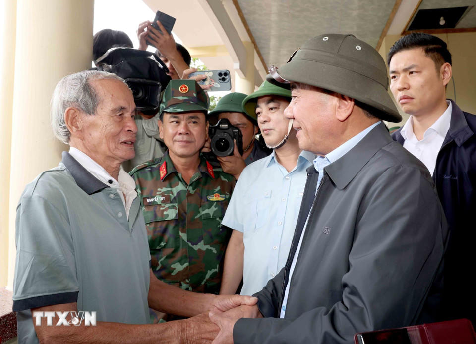 Thường trực Ban Bí thư Trần Cẩm Tú tặng quà, hỗ trợ nhân dân xã Diên Điền, tỉnh Khánh Hòa chịu hậu quả nặng nề do mưa lũ. (Ảnh: Phương Hoa/TTXVN)