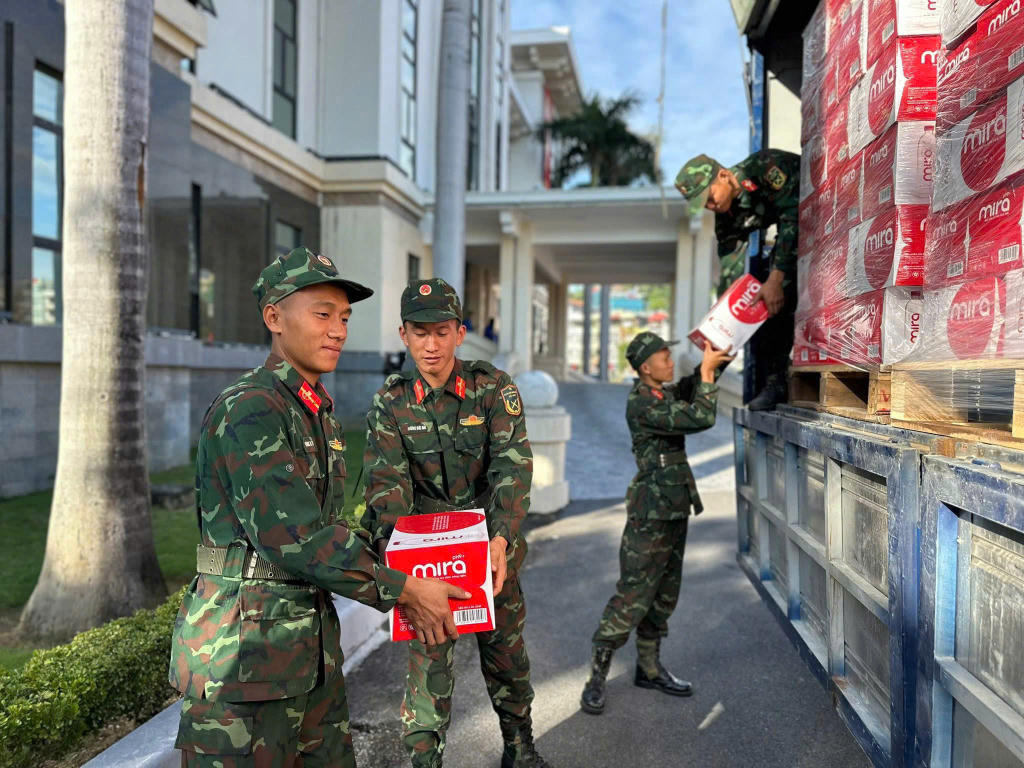Cán bộ chiến sĩ LLVT tỉnh vận chuyển hàng hoá, nhu cấu thiết yếu... lên chuyến hàng hỗ trợ đợt I vào tỉnh Lâm Đồng. Ảnh: Trúc Linh.