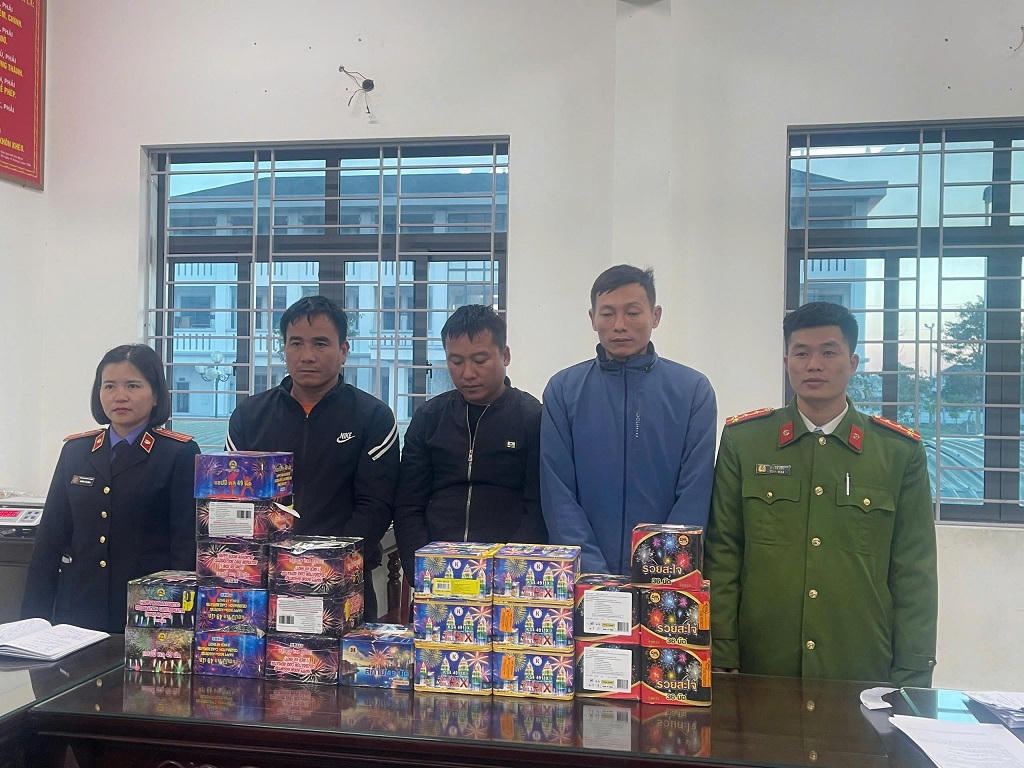 Các đối tượng mua bán, tàng trữ pháo nổ bị cơ quan chức năng bắt giữ. Ảnh: Công an tỉnh Nghệ An