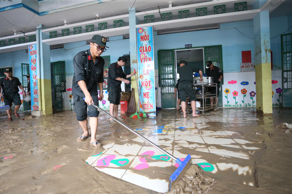 Cảnh sát cơ động Công an TP Hồ Chí Minh dọn dẹp tại Trường mầm non Vĩnh Trung, phường Tây Nha Trang. Ảnh: CATP cung cấp.