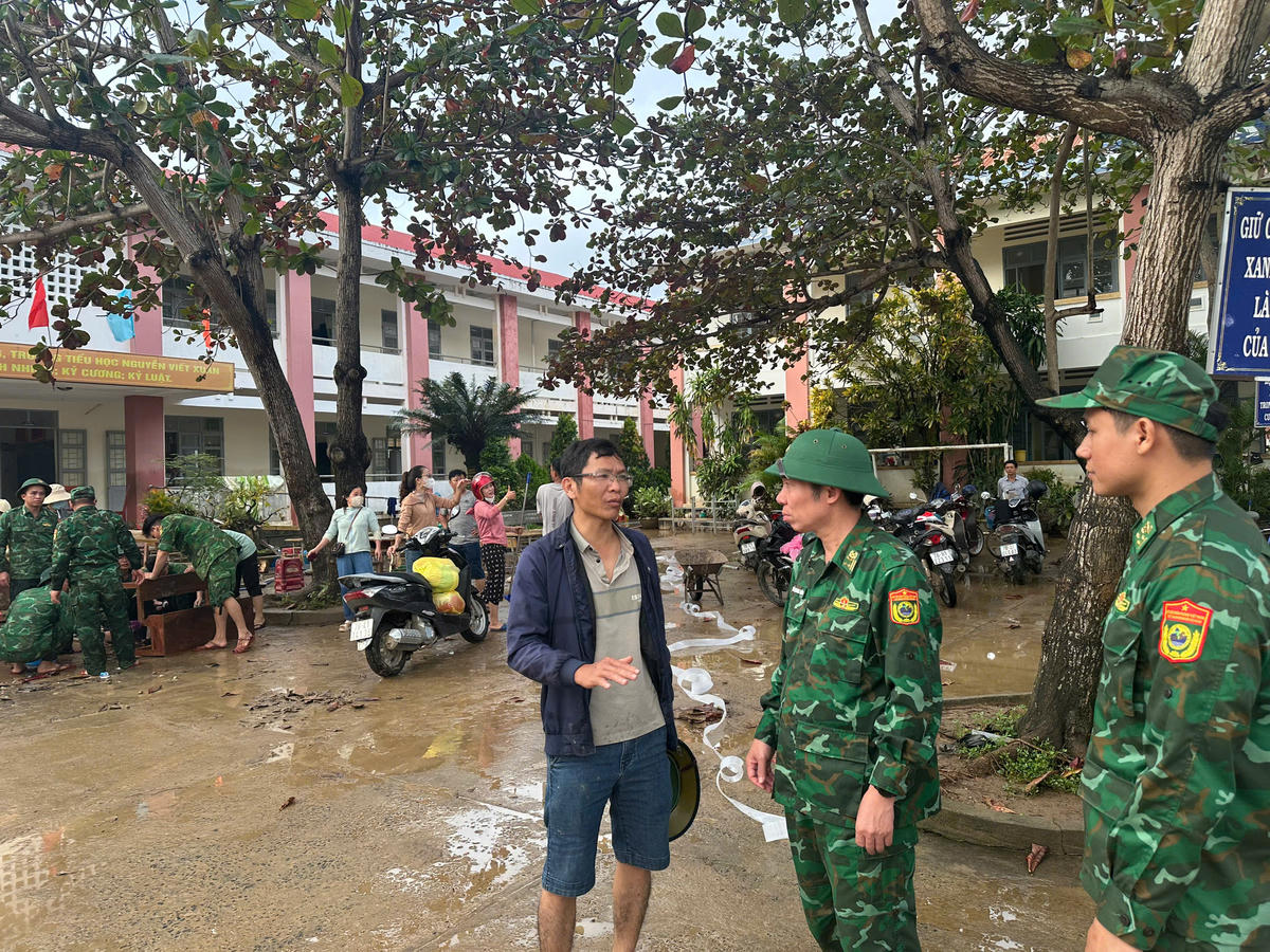 Đại tá Đỗ Quang Thấm, Chính ủy Bộ Chỉ huy Bộ đội Biên phòng tỉnh Đắk&nbsp; Lắk trực tiếp có mặt tại hiện trường để chỉ đạo. Ảnh: Ngọc Lân.