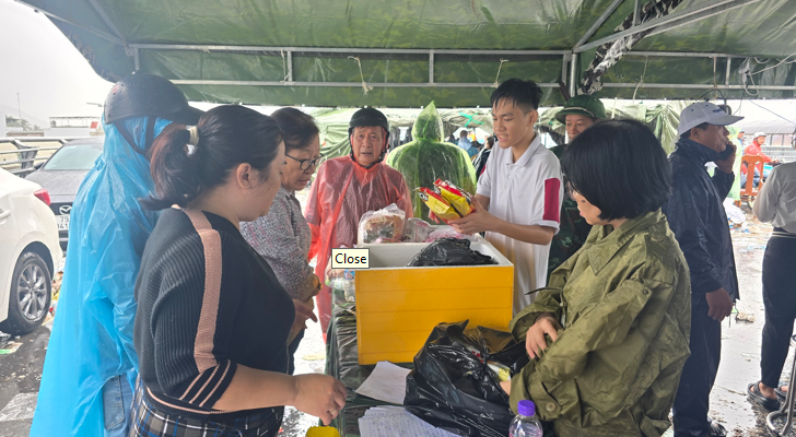 Tại vòng xoay Ngọc Hội, điểm cao được chọn làm trung tâm tiếp nhận và phân phối hàng cứu trợ người dân.