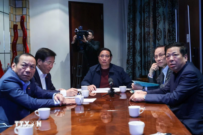 Thủ tướng Phạm Minh Chính chủ trì họp trực tuyến từ Nam Phi, chỉ đạo khắc phục hậu quả mưa lũ. (Ảnh: Dương Giang/TTXVN).