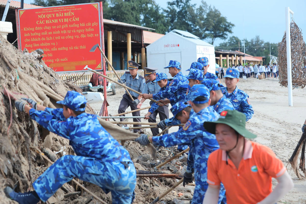 Lực lượng tham gia đã thu gom và vận chuyển hơn 50 tấn rác về Khu xử lý chất thải tập trung Tóc Tiên để xử lý theo đúng quy định. Ảnh: Đức Định.
